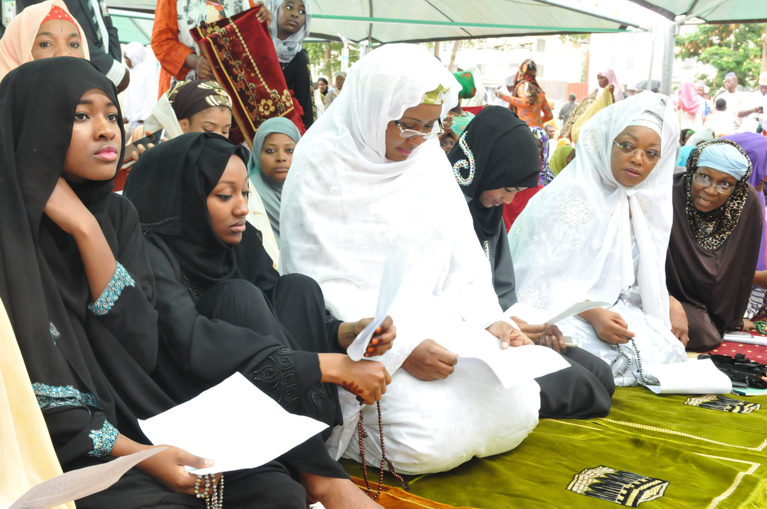 President's wife, daughters pray at Ansar-ud-deen mosque 