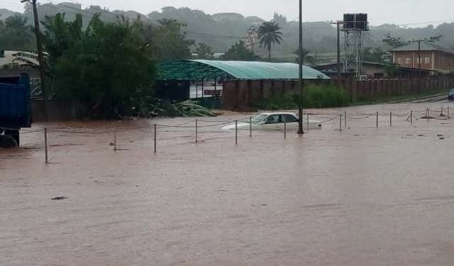 Flood takes over Abeokuta roads, as Ogun River overflows + videos