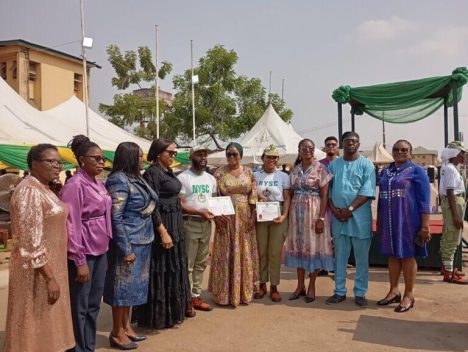 Sanwo-Olu rewards two Corps members, 5,316 get sworn in